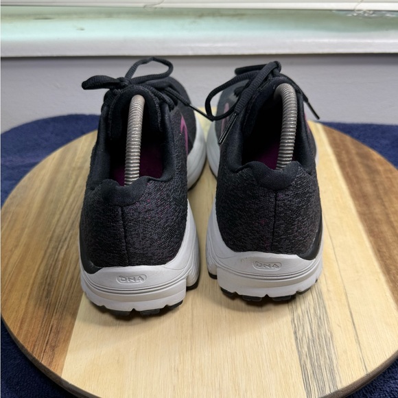 Brooks Women's Charcoal and Magenta Athletic Shoes (Women’s 10) - Picture 4 of 9